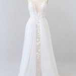 Exquisite Appliques Tulle Wedding Dress with Chapel Train
