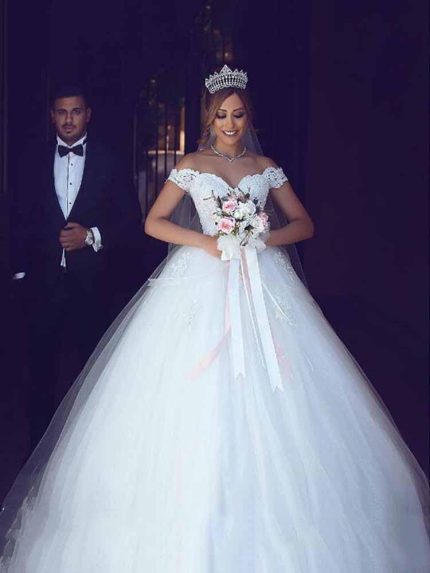 Sophisticated Ball Gown Lace Tulle Wedding Dresses with Long Train