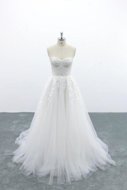 Elegant Strapless Tulle A-line Wedding Dress with Appliques