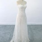 Romantic Strapless Tulle Sheath Wedding Dress with Appliques