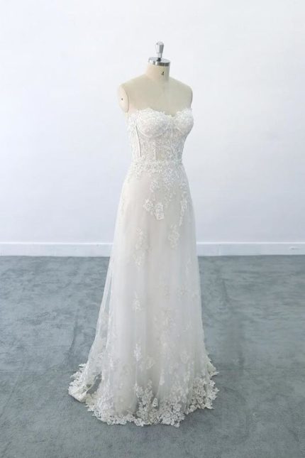 Romantic Strapless Tulle Sheath Wedding Dress with Appliques