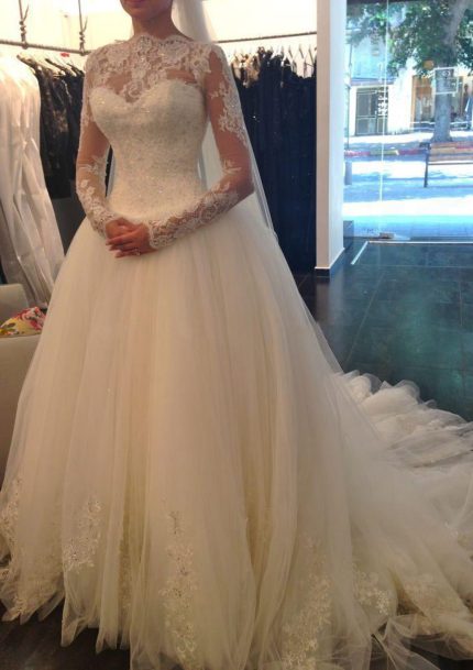 Stunning Ball Gown Scalloped Lace Long Sleeve Court Tulle Royal Wedding Dress