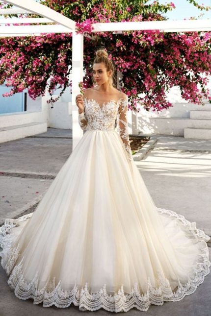 Exquisite Ball Gown Sweetheart Long Sleeve Floor-Length Tulle Applique Wedding Dress