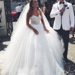 Chic Ball Gown Sweetheart Short Train Tulle Applique Wedding Dress