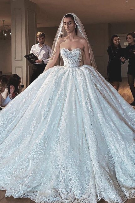 Elegant Ball Gown Sweetheart Sweep Train Tulle Applique Wedding Dress