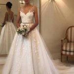 Romantic Beach Long A-Line V-Neck Tulle Lace Appliques Wedding Dress