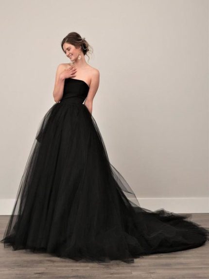 Vintage Black Tulle A-Line Wedding Dress with Long Sleeves and Backless Design