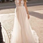 Stylish V-Neck Sleeveless Tulle Beach Bridal Gown with Straps