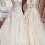 Graceful Tulle Wedding Dress with A-Line Silhouette V-Neck and Appliques Lace