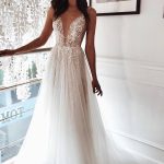 Ivory Lace V-Neck Summer Beach Wedding Dress with Chic Tulle A-Line Skirt