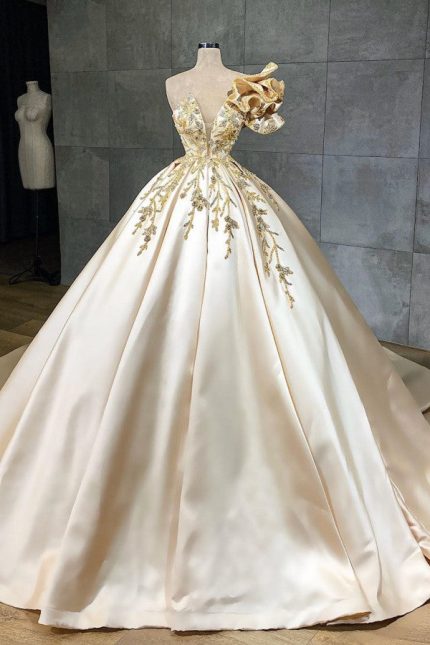 Stunning Crystal Satin Ruffles Wedding Dress with Sweetheart Neckline