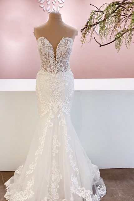 Stunning Backless Mermaid Wedding Dress with Sweetheart Neckline and Lace Appliques