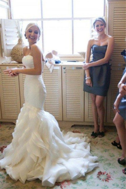 Sleeveless Sweetheart Ruffled Satin Wedding Dress with Mermaid Silhouette and Court Train