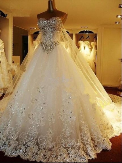 Elegant Crystal Beading Wedding Dress with Sweetheart Neckline and Appliques