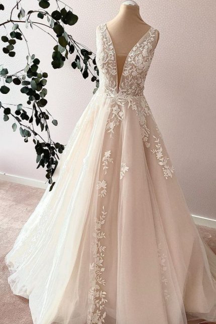 Sweetheart A-Line Tulle Wedding Dress with Appliques Lace and Elegant Long Sweetheart Neckline