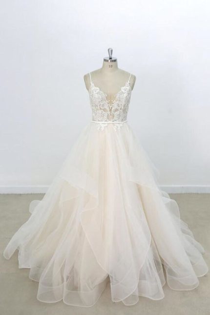 Eye-catching Tulle A-Line Wedding Dress with Beautiful Appliques