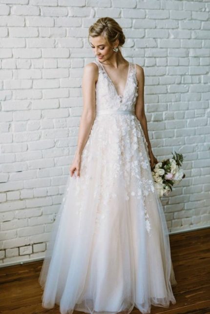 Puffy Tulle Wedding Dress with V-Neck and Lace AppliqueFloor Length