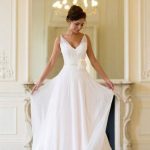 Chiffon Beach Wedding Dress with V-Neck and Sleeveless Design Adorned with Flowers