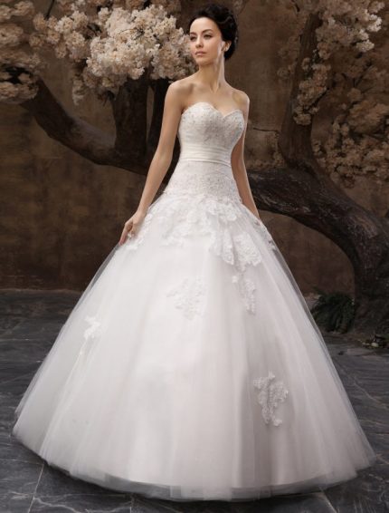 Bridal Ball Gown Wedding Gown with Sweetheart Neck AppliqueFloor-Length White