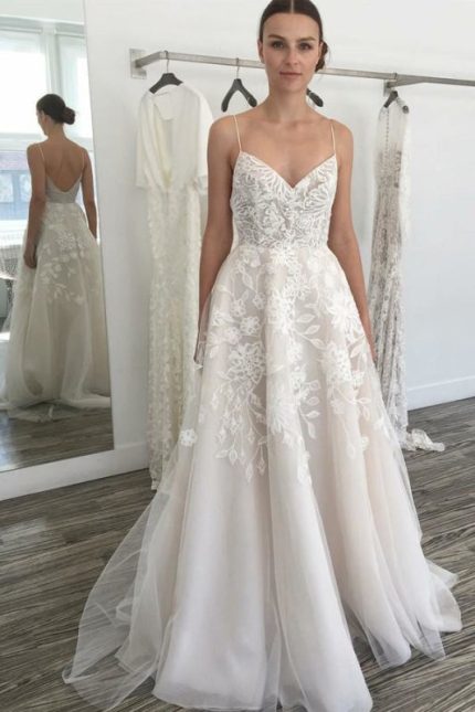 Glamorous Tulle Beach Wedding Dress with Ivory Spaghetti Straps and Backless Style
