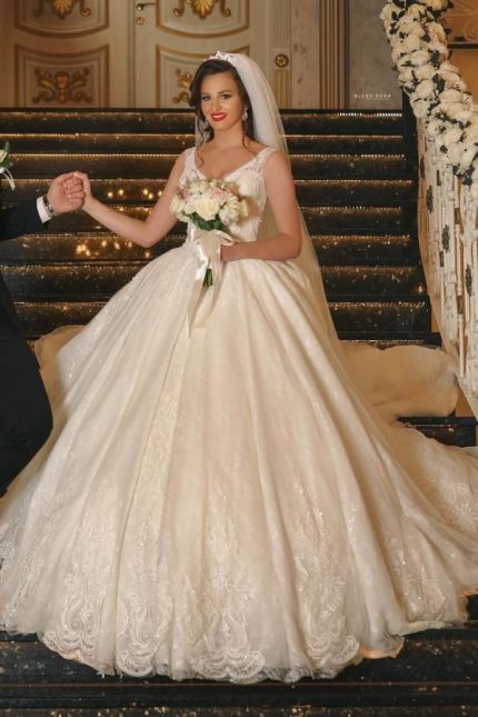 Enchanting V-Neck Tulle Wedding Dress with Lace AppliquesGlamorous Long Ball Gown Silhouette