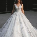 Enchanting Sleeveless Wedding Dress Ball Gown with V-Neck and Lace Bridal WearGlamorous Style
