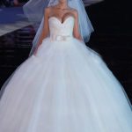 Chic Strapless Sweetheart Tulle Ball Gown Wedding Dress with Glitter Details and Bowknot Accent