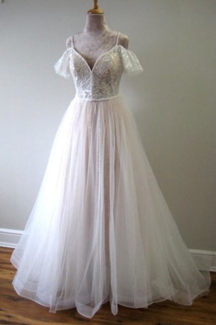 Sophisticated Chapel Train Wedding Dress with Cold-Shoulder Sleeves for a Glorious Appearance