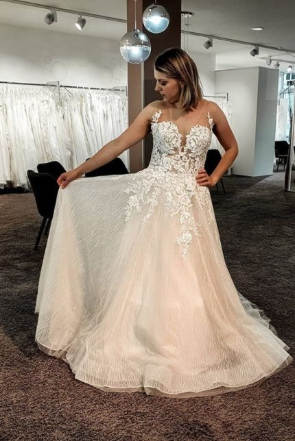 Chic V-Neck Tulle Lace Wedding Dress with Backless Designa Gorgeous Style