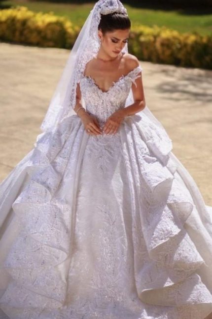 Enchanting Ball Gown Wedding Dress with Off-the-Shoulder Neckline and Lace Detailsa Gorgeous Style