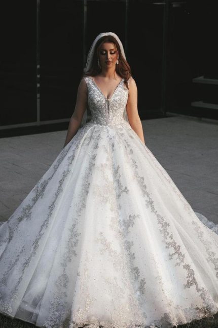 Graceful V-Neck Tulle Lace Appliques Wedding Dressa Gorgeous Princess Style