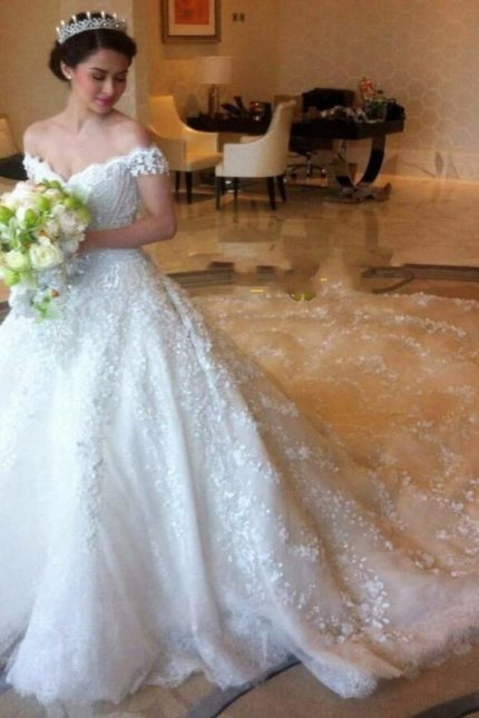 Exquisite Puffy Princess Lace Wedding Dress with Off-the-Shoulder Necklinea Gorgeous Style