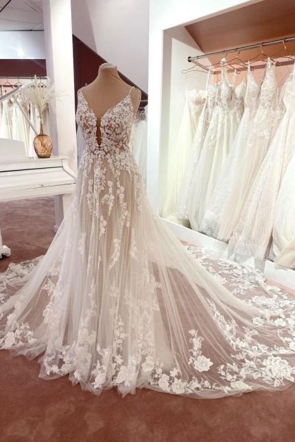 Graceful Spaghetti-Straps Lace Wedding Dress with Sleeveless Bridal Gowns