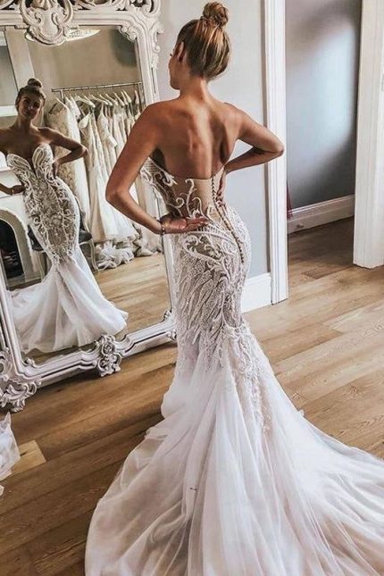 Elegant Tulle Mermaid Long Wedding Dress with Strapless Design