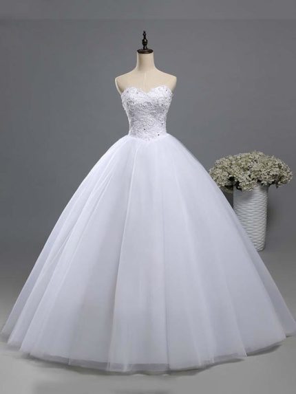 Graceful Beaded Tulle Ball Gown Wedding Dresses with Sweetheart Neckline