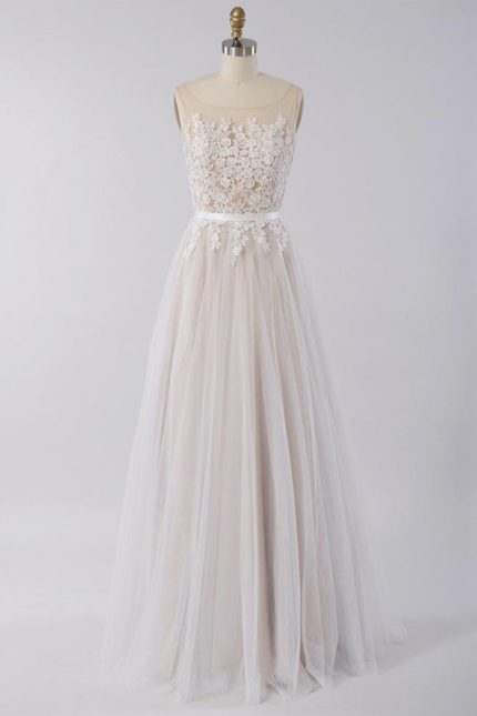 Beautiful A-Line Wedding Dress with Appliques and Tulle