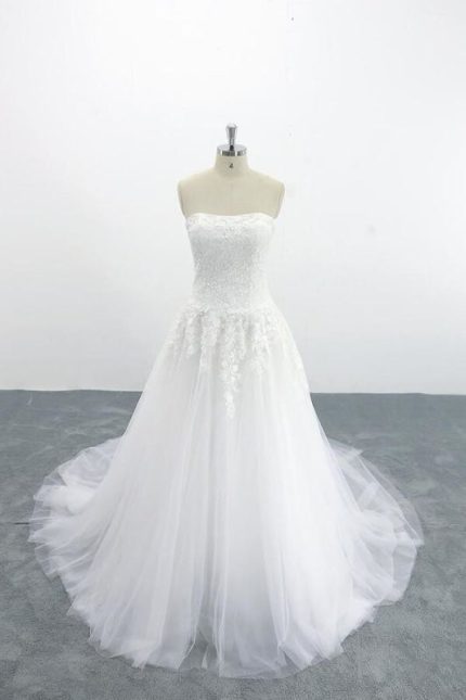 Elegant Strapless Appliques Tulle Wedding Dress