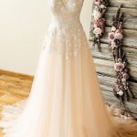 Gorgeous V-Neck Appliques Lace Tulle Wedding Dress