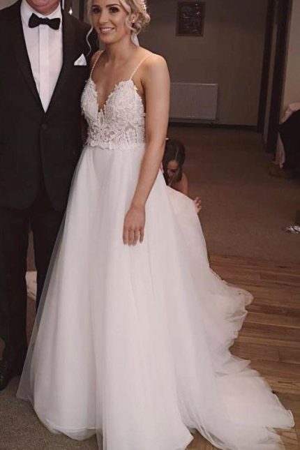 Beautiful Beach Wedding Dress with Spaghetti Straps Tulle and Ivory Lace Applique