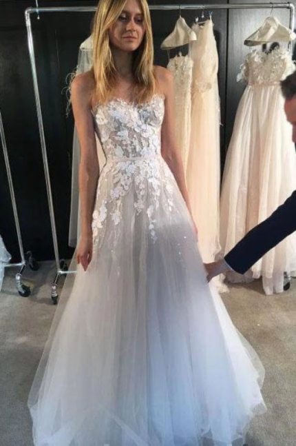 Sexy Lace Appliqued Wedding Dress with Strapless Tulle Long Length and Ivory Color