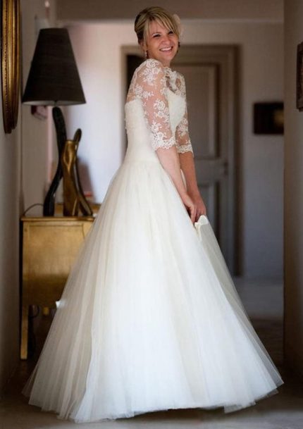 Half-Sleeve Ball Gown Wedding Dress with Ivory Tulle Lace and Button Details