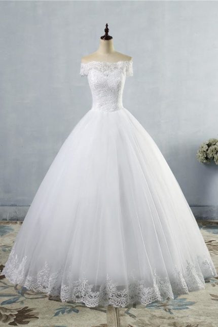 Latest Appliques Tulle A-Line Wedding Dress with V-Neckline and Lace-Up Back