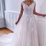 Sleeveless Tulle Lace Chapel Bridal Wedding Dress with V-Neck