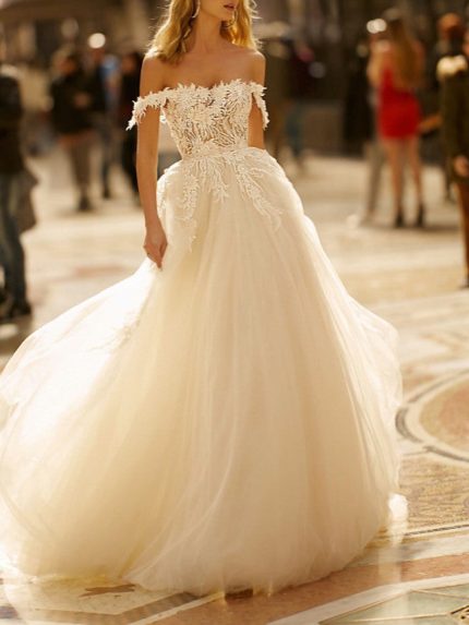 Elegant Off-The-Shoulder Lace Tulle Wedding Gown in Long A-Line Silhouette