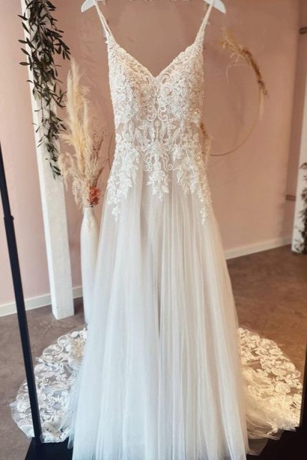 Sweetheart Appliques Lace Tulle Wedding Dress with Spaghetti StrapsLong A-Line Style