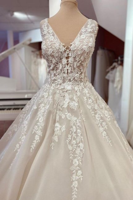 Sweetheart Appliques Lace Backless Wedding Dress in Long A-Line Style
