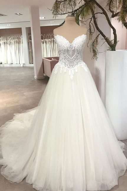 Sweetheart Backless Tulle Appliques Lace Wedding Dress in Long A-Line Style