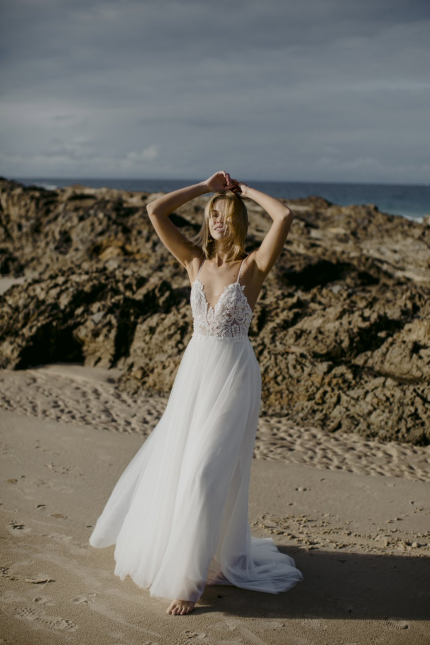 Sweetheart Spaghetti Strap Appliques Backless Wedding Dress in Long A-Line Style