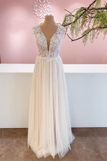 Sweetheart Tulle Backless Wedding Dress With Floral Lace in Long A-Line Style