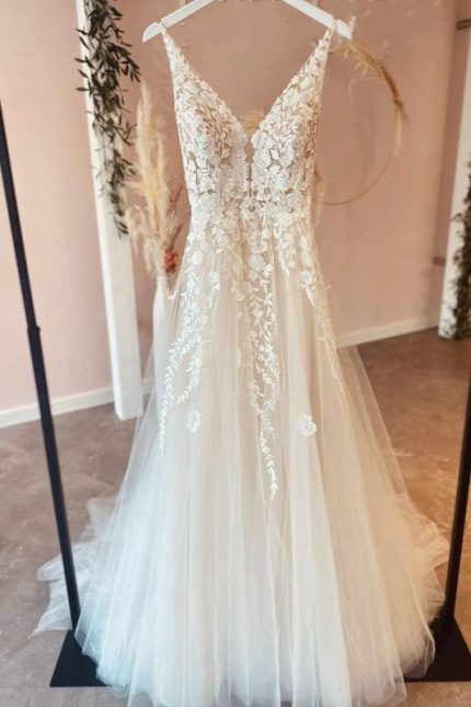 Tulle Appliques Lace Spaghetti Straps V-neck Backless Wedding Dress in Long A-Line Style